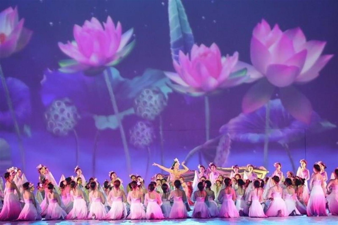 Màn múa nghệ thuật quảng trường mang tên “Hồn Sen Việt” với số lượng lớn diễn viên, nghệ sĩ kết hợp với công nghệ đồ họa để giới thiệu biểu tượng của SEA Games 31. Ảnh: BTC