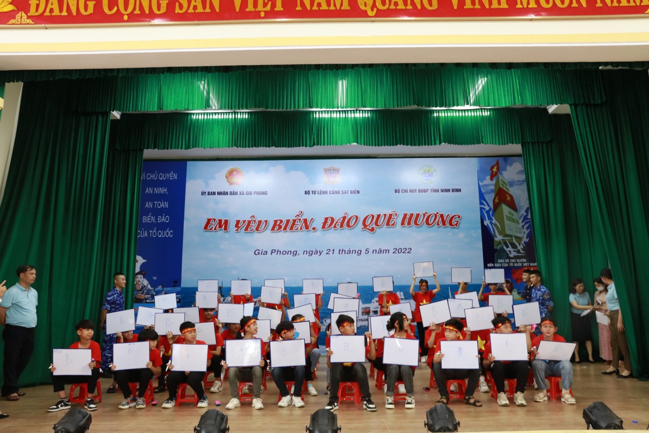 Các em học sinh tham gia cuộc thi. Ảnh: Cảnh sát biển Việt Nam.