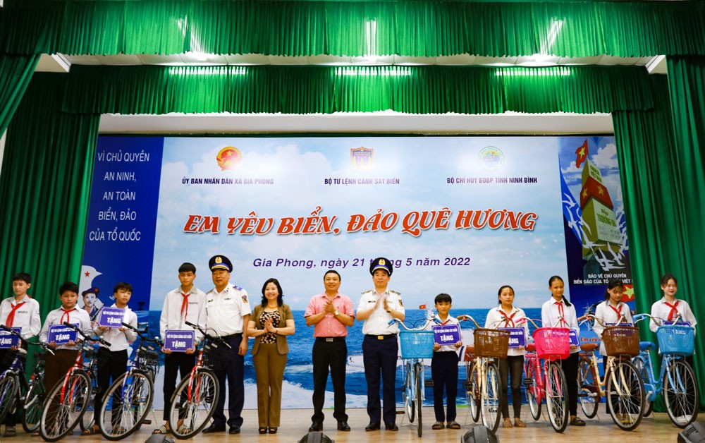 Ban tổ chức tặng xe đạp cho các em học sinh có hoàn cảnh khó khăn vươn lên trong học tập của trường Tiểu học và THCS xã Gia Phong. Ảnh: Cảnh sát biển Việt Nam.