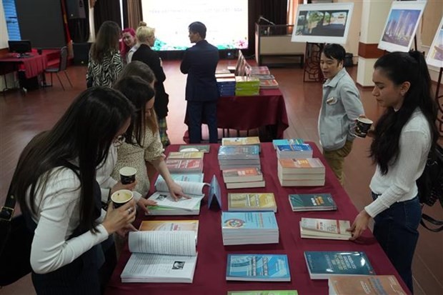 Sinh viên Nga tìm hiểu các giáo trình giảng dạy tiếng Việt. Ảnh: Duy Trinh/TTXVN