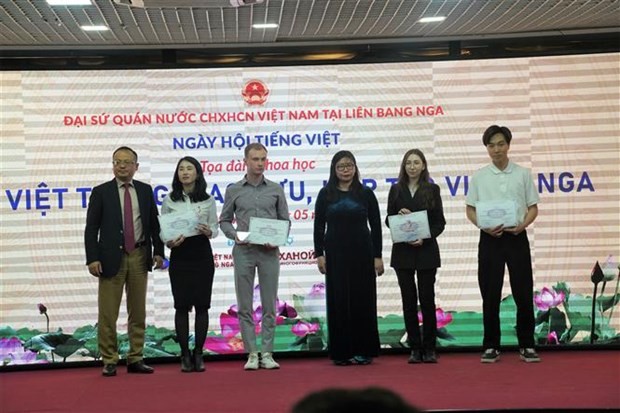 Trao giải Nhì báo tường tiếng Việt. Ảnh: Duy Trinh/TTXVN