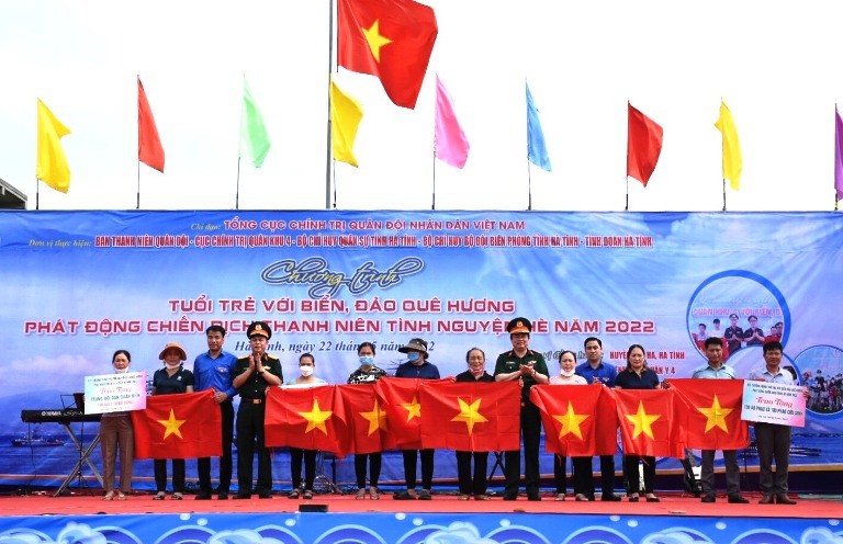 Bí thư Trung ương Đoàn Ngô Văn Cương và đại diện BTC trao tặng quà, cờ Tổ quốc cho ngư dân