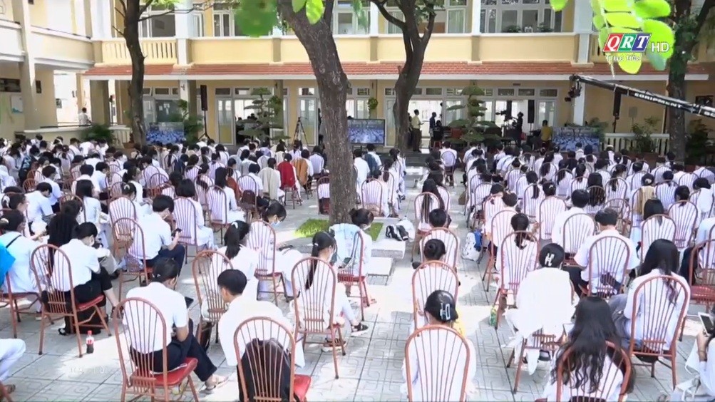 Các em học sinh theo dõi trường Đại học Sư phạm - Đại học Đà Nẵng tư vấn tuyển sinh đại học.