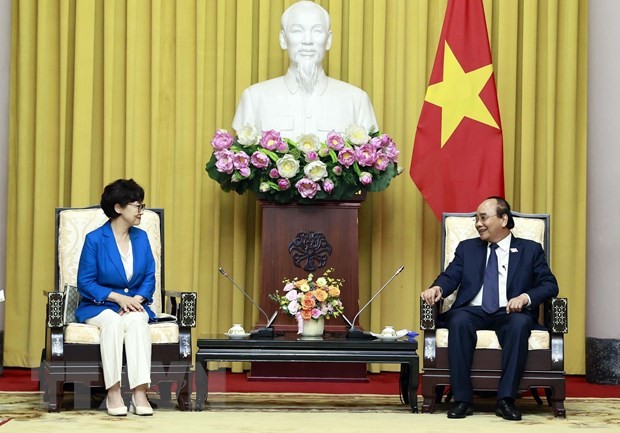 Chủ tịch nước Nguyễn Xuân Phúc tiếp Chủ tịch Hội Người Hàn Quốc tại Việt Nam Chang Eun Sook. (Ảnh: Thống Nhất/TTXVN)