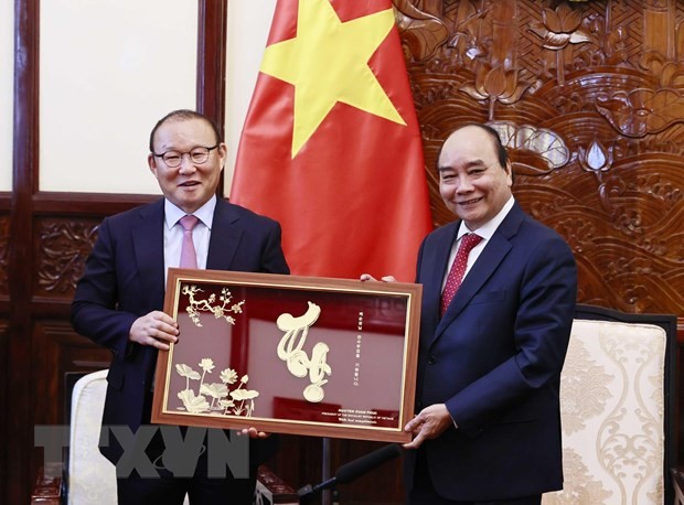 Chủ tịch nước Nguyễn Xuân Phúc tặng chữ 'Thọ' cho mẹ của huấn luyện viên Park Hang-seo. Ảnh: Thống Nhất/TTXVN