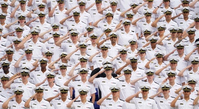 Các học viên của Học viện Hải quân Mỹ ngày 27/5. Ảnh: Reuters