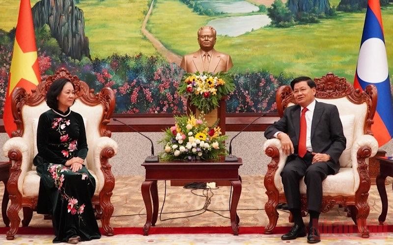 Tổng Bí thư, Chủ tịch nước Lào Thongloun Sisoulith (phải) tiếp đồng chí Trương Thị Mai tại trụ sở Trung ương Đảng Nhân dân Cách mạng Lào, chiều 31/5. Ảnh: Xuân Sơn.