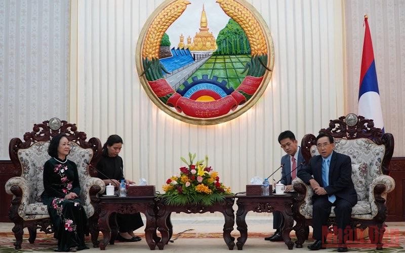 Thủ tướng Lào Phankham Viphavanh (phải) tiếp đồng chí Trương Thị Mai tại Phủ Thủ tướng Lào, chiều 31/5. Ảnh: Xuân Sơn.