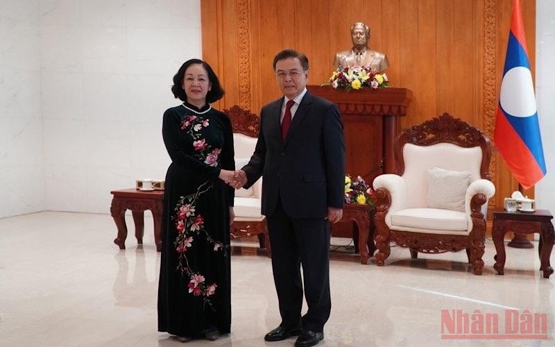 Chủ tịch Quốc hội Lào Saysomphone Phomvihane (phải) đón tiếp đồng chí Trương Thị Mai tại trụ sở Quốc hội Lào, chiều 31/5. Ảnh: Xuân Sơn.