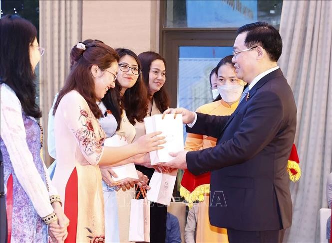Chủ tịch Quốc hội Vương Đình Huệ tặng quà lưu niệm cho đại diện Nhóm đại biểu Quốc hội trẻ khóa XV. Ảnh: Doãn Tấn/TTXVN