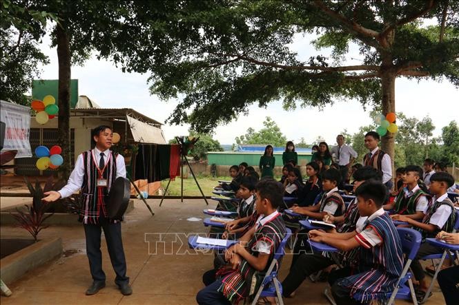 Nhà trường đã lên kế hoạch duy trì đều đặn tiết học cồng chiêng, đưa tiết học này vào thành môn học tự chọn, do chính các nghệ nhân bản địa truyền dạy trong năm học tới. Ảnh: TTXVN 