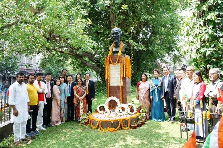  Đại biểu hai nước Việt Nam, Ấn Độ dâng hoa tại tượng đài Bác Hồ trên Đại lộ Jarwarhalal Nehru. Ảnh: Báo Đảng Cộng sản Việt Nam.