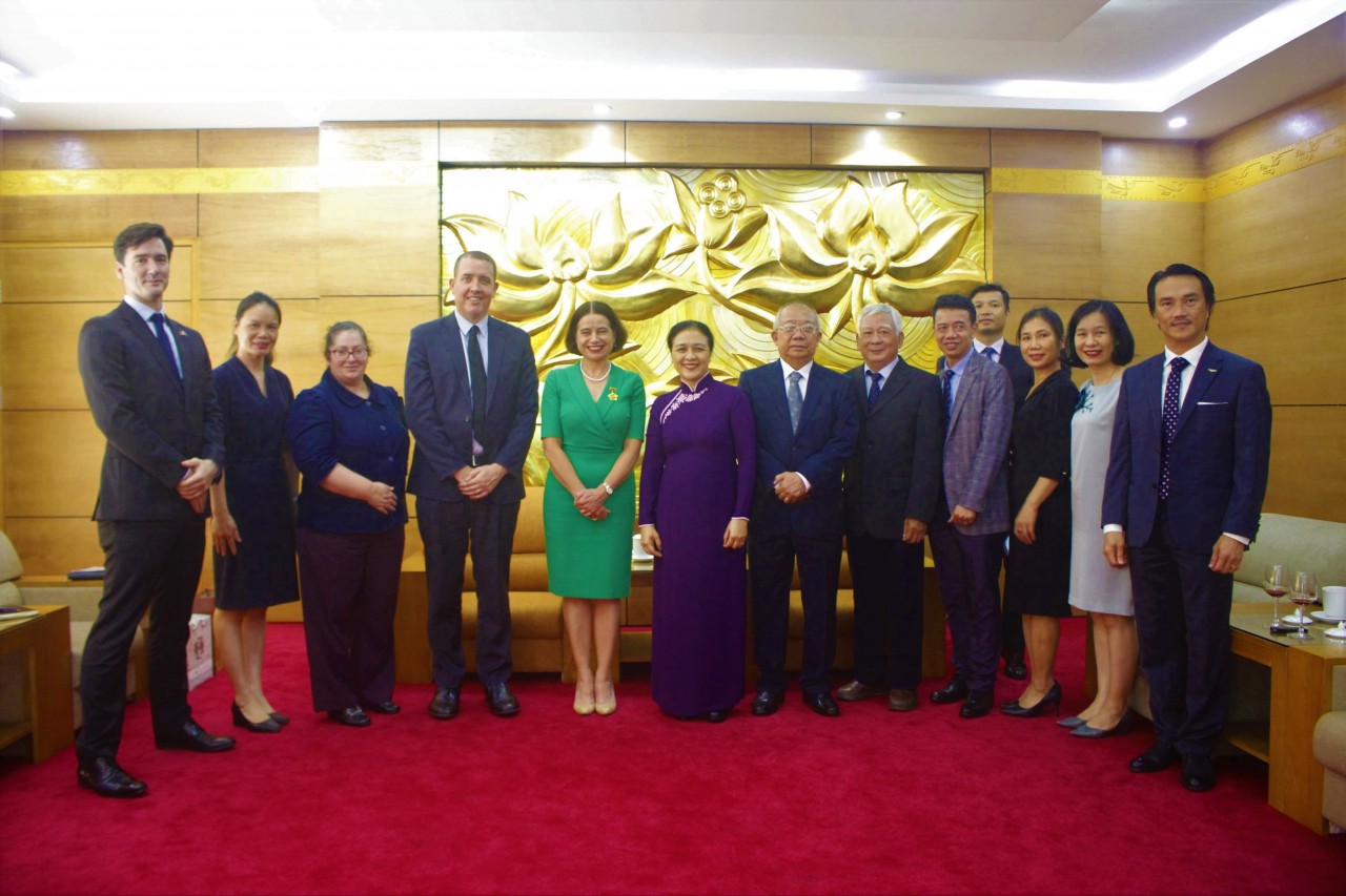 Trao tặng Kỷ niệm chương "Vì hòa bình, hữu nghị giữa các dân tộc" cho Đại sứ Australia tại Việt Nam