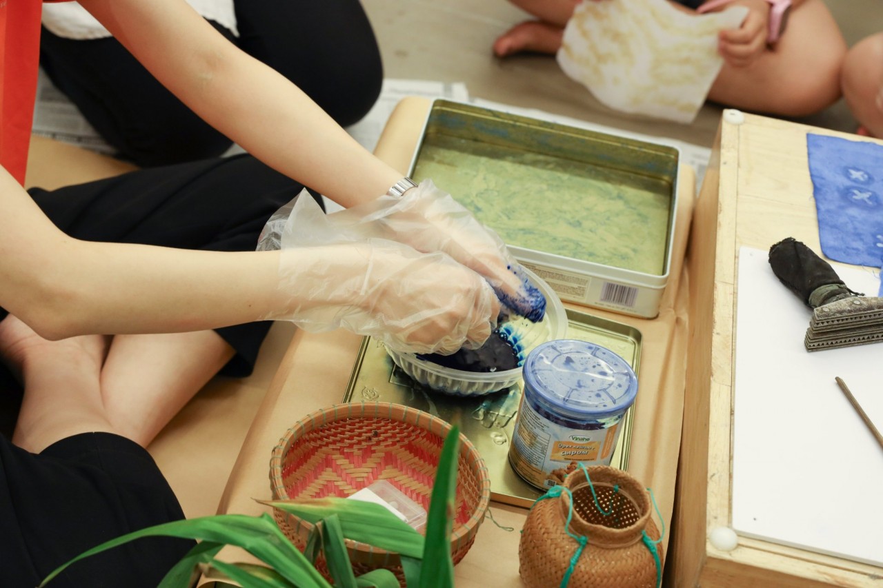 Công đoạn nhuộm màu. Ảnh: Bảo tàng Phụ nữ Việt Nam Công đoạn nhuộm màu. Ảnh: Bảo tàng Phụ nữ Việt Nam