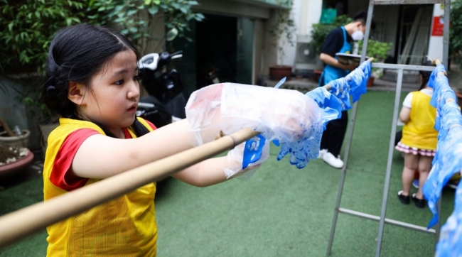 Trải nghiệm tạo hoa văn trên vải độc đáo của người H’Mông giữa lòng Hà Nội