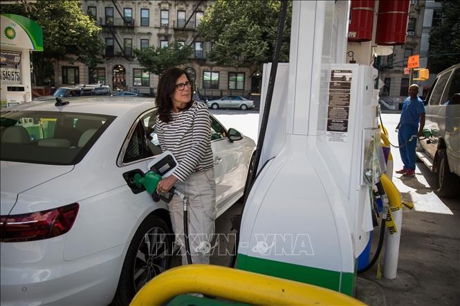 Khách hàng bơm xăng tại một trạm xăng ở New York, Mỹ ngày 10/6. Ảnh: THX/TTXVN