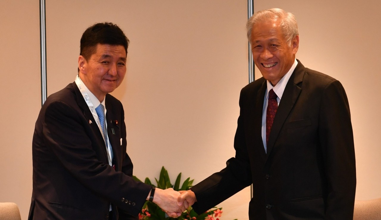  Bộ trưởng Quốc phòng Nhật Bản Kishi Nobuo gặp Bộ trưởng Quốc phòng Singapore Ng Eng Hen bên lề Đối thoại Shangri-la lần thứ 19. Ảnh: MINDEF Singapore.