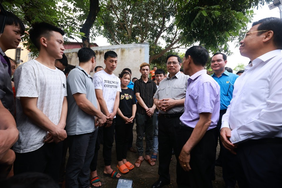  Phạm Minh Chính – Thủ tướng Chính phủ, Đồng chí Nguyễn Đình Khang – Chủ tịch Tổng Liên đoàn Lao động Việt Nam đi thăm và trao quà tại khu nhà trọ công nhân ở Bắc Giang.