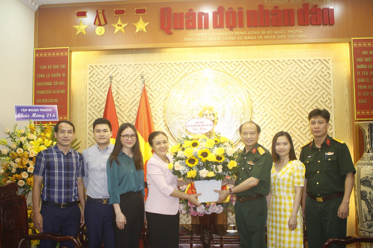 ại sứ Nguyễn Phương Nga đã đến tặng hoa và chúc mừng lãnh đạo, phóng viên, biên tập viên báo Quân đội nhân dân