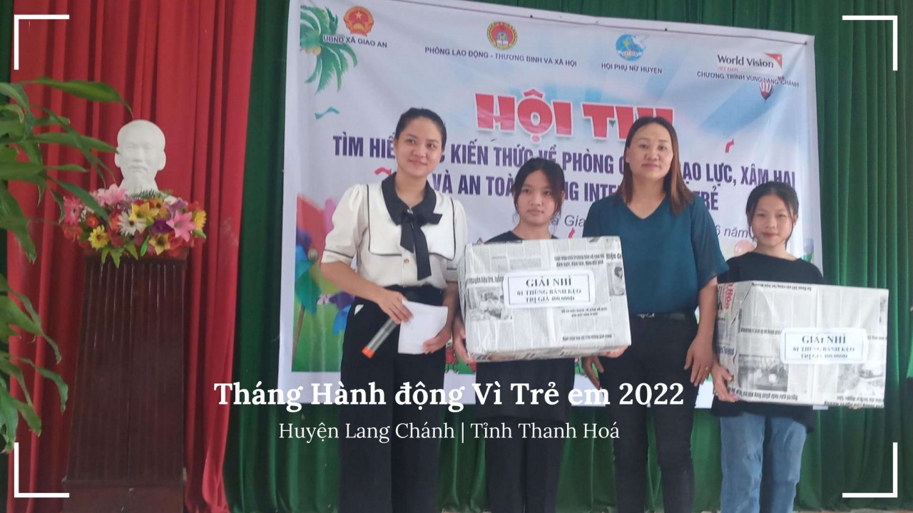 Ban Tổ chức trao giải cho các em trả lời xuất sắc. Ảnh: World Vision Việt Nam