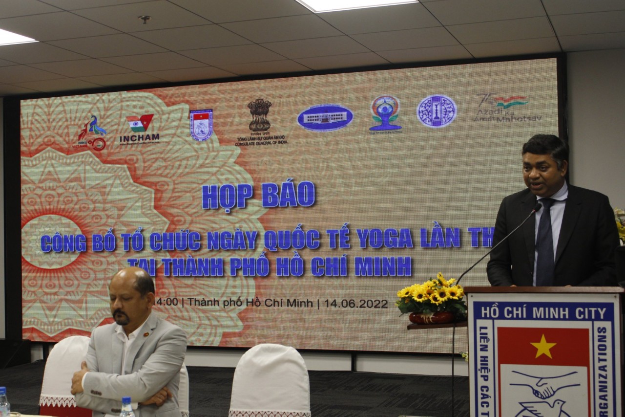 Tổng Lãnh sự Ấn Độ tại TPHCM Madan Mohan Sethi trao đổi tại cuộc họp báo. Ảnh: HUFO 