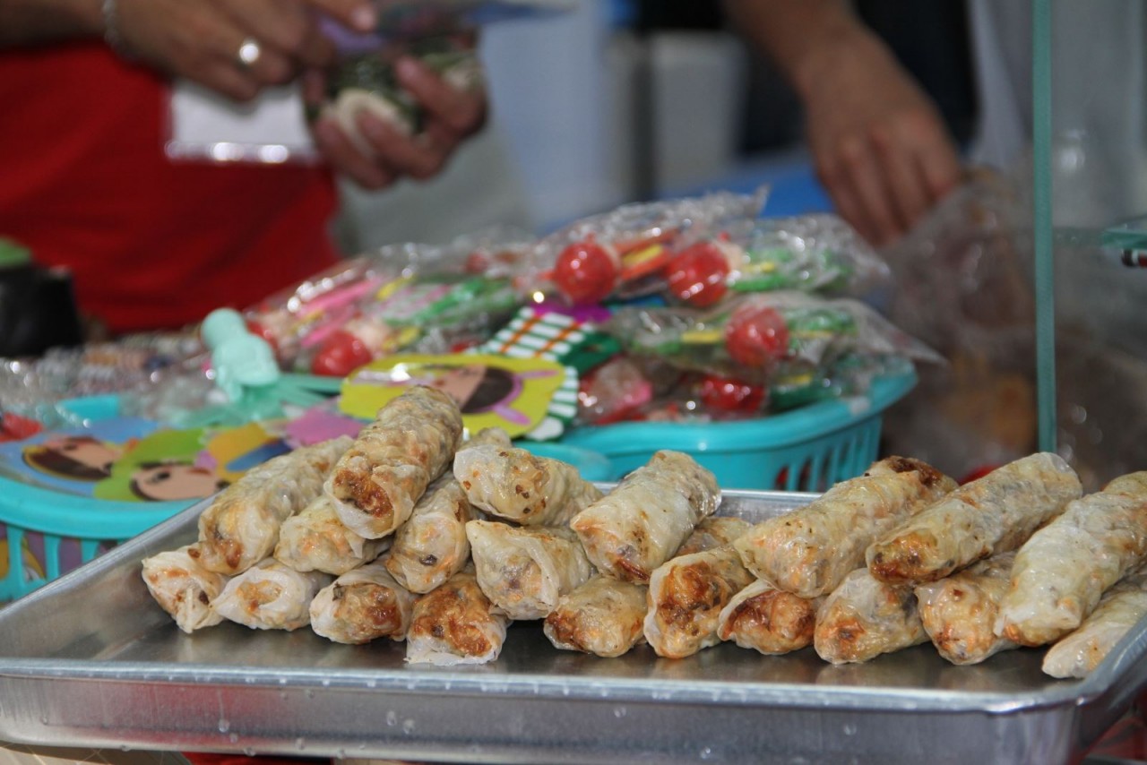 Nem rán, món ăn truyền thống của Việt Nam, cũng được bày bán tại hội chợ.