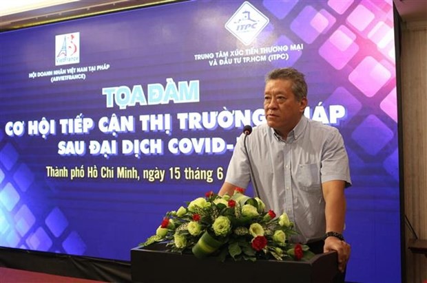 Ông Nguyễn Hải Nam, Chủ tịch Hội doanh nhân Việt Nam tại Pháp chia sẻ thông tin tại toạ đàm. Ảnh: Xuân Anh/TTXVN