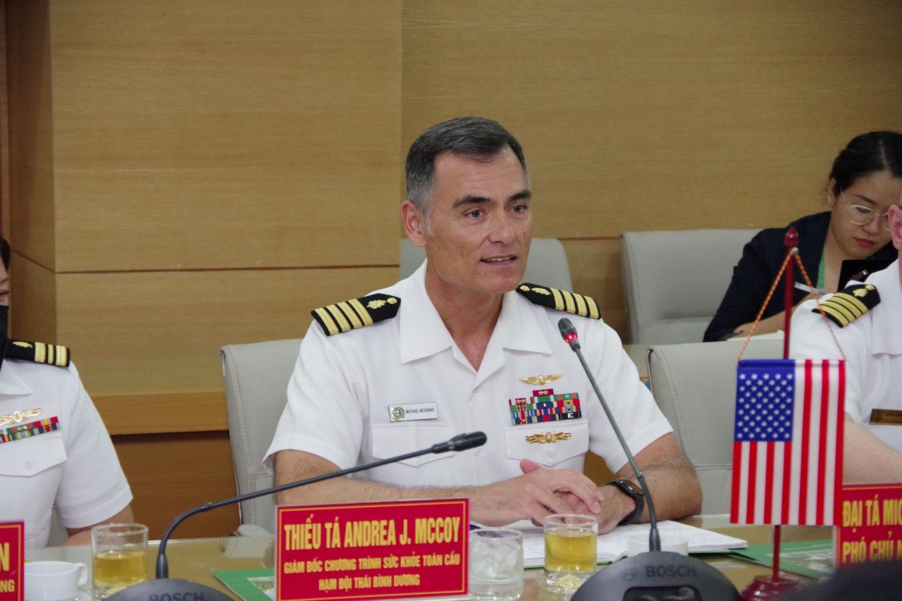 Đại tá Michael B.Mcginnis – Phó Chủ nhiệm Quân y của Hạm đội Thái Bình Dương (Hoa Kỳ) trao đổi hợp tác