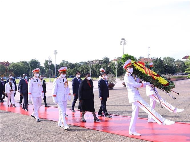 Chủ tịch Quốc hội Cộng hoà Mozambique Esperanca Laurinda Francisco Nhiuane Bias đặt vòng hoa và vào Lăng viếng Chủ tịch Hồ Chí Minh. 