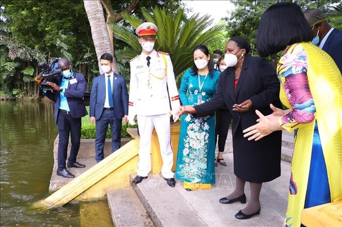 Chủ tịch Quốc hội Cộng hoà Mozambique Esperanca Laurinda Francisco Nhiuane Bias tham quan Ao cá Bác Hồ trong Khu Di tích Chủ tịch Hồ Chí Minh. 