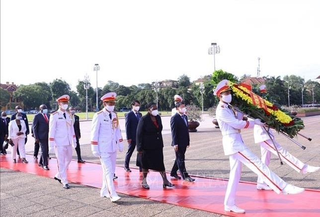 Chủ tịch Quốc hội Mozambique vào Lăng viếng Chủ tịch Hồ Chí Minh