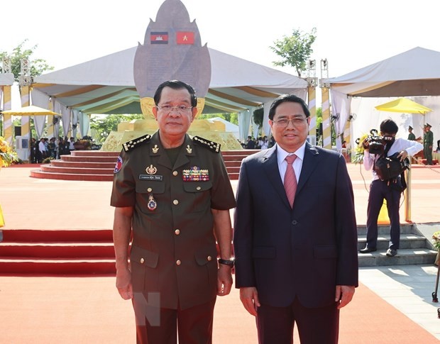 Thủ tướng Phạm Minh Chính và Thủ tướng Campuchia Samdech Techo Hun Sen chụp ảnh chung. Ảnh: Dương Giang/TTXVN