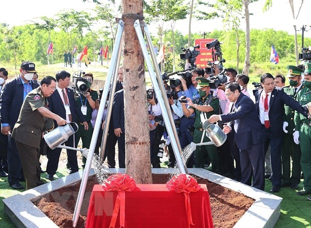 Thủ tướng Phạm Minh Chính và Thủ tướng Campuchia Samdech Techo Hun Sen trồng cây hữu nghị tại khu vực X16. Ảnh: Dương Giang/TTXVN