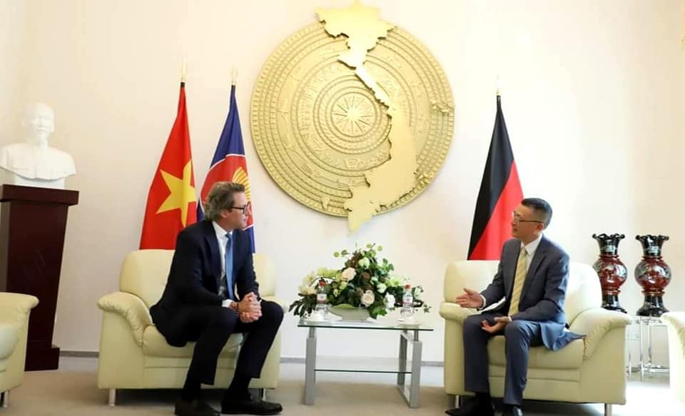 Đại sứ Đặc mệnh toàn quyền nước CHXHCN Việt Nam tại CHLB Đức Vũ Quang Minh đã tiếp nghị sỹ Andreas Scheuer, Chủ tịch Tổ chức Sáng kiến Nhịp cầu châu Á, nguyên Bộ trưởng Giao thông và Hạ tầng Kỹ thuật số Liên bang Đức. 