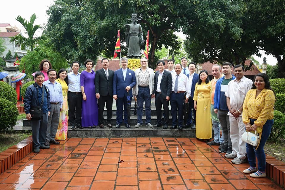 Các đại biểu chụp ảnh lưu niệm dưới tượng danh nhân Tô Hiến Thành tại đền Văn Hiến thuộc xã Hạ Mỗ (huyện Đan Phượng, Hà Nội) trong “Hành trình hữu nghị 2021”. Ảnh: HAUFO