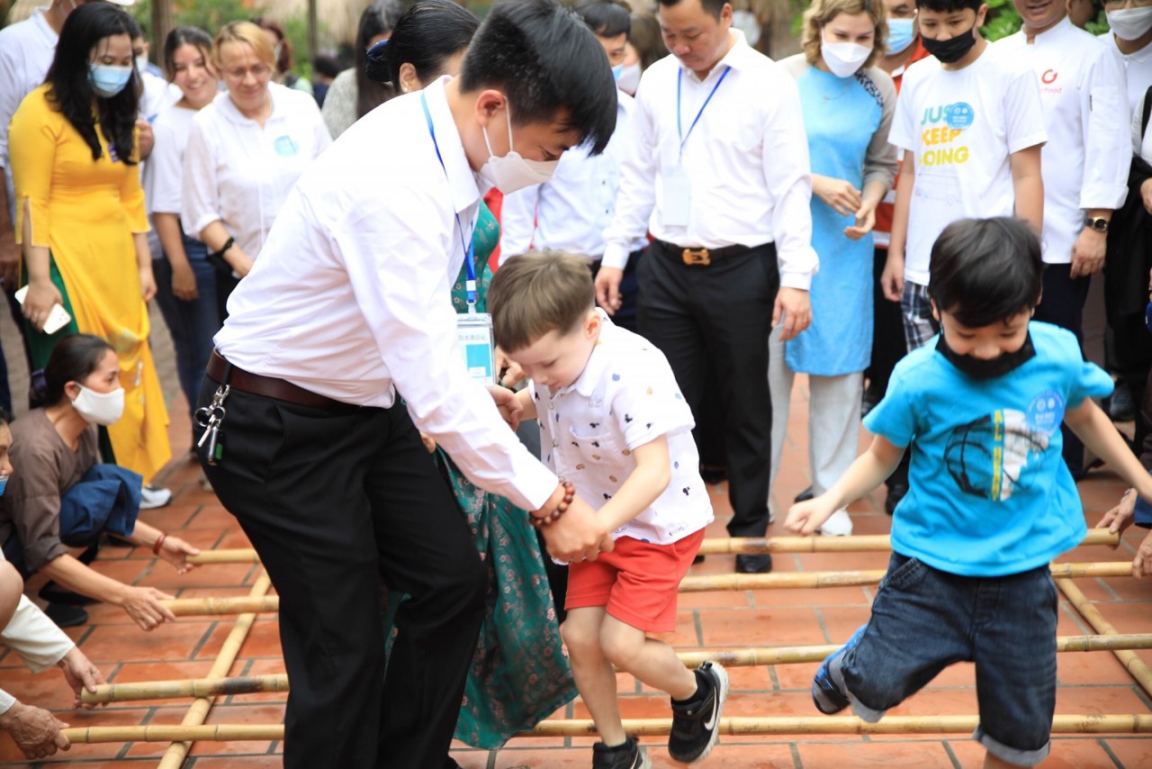 Các em nhỏ thích thú với trải nghiệm múa sạp tại Khu du lịch Tuần Châu Hà Nội trong chương trình “Hành trình hữu nghị 2022”. Ảnh: HAUFO