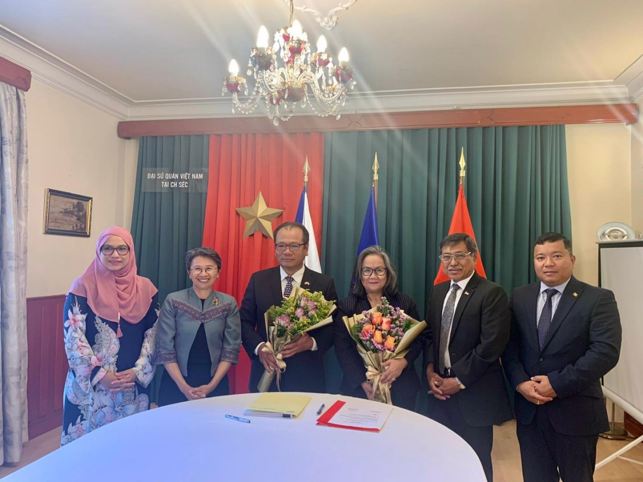 Đại sứ quán Việt Nam tại Séc hoàn thành xuất sắc nhiệm kỳ Chủ tịch Ủy ban ASEAN Praha (ACP) từ 01/01 - 31/06/2022 và chủ trì Lễ bàn giao chức Chủ tịch cho ĐSQ Indonesia.