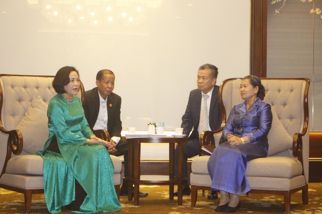 Buổi làm việc giữa Chủ tịch Hội hữu nghị Việt Nam - Campuchia và Phó Thủ tướng Campuchia Men Sam An. Ảnh: Thành luân