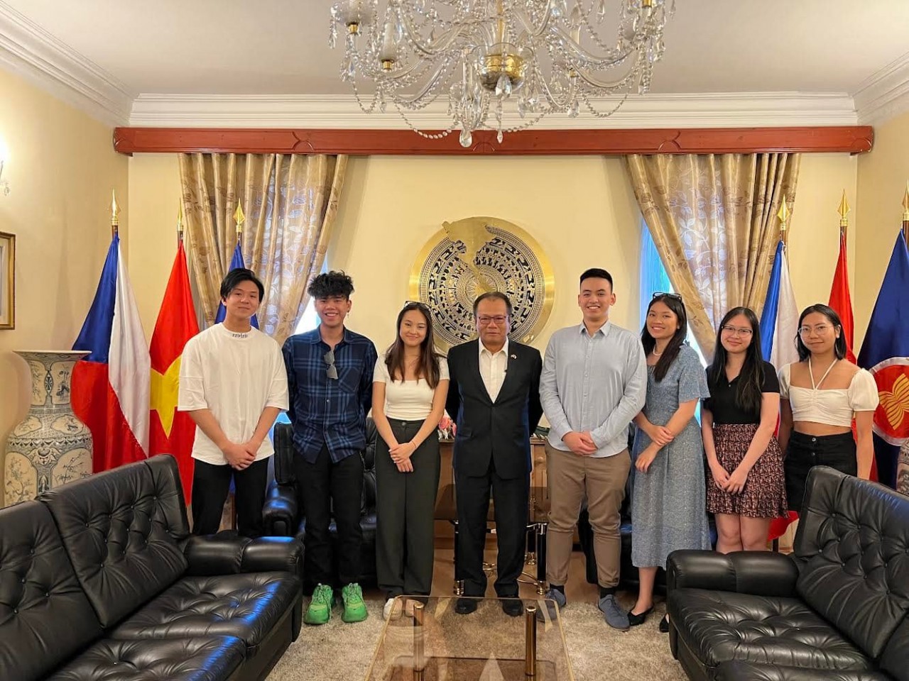Đại sứ Thái Xuân Dũng chụp ảnh cùng các thanh thiếu niên Việt kiều