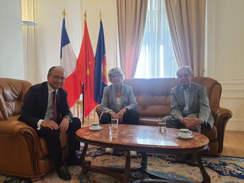 Đại sứ Việt Nam tại Pháp Đinh Toàn Thắng vừa tiếp thân mật bà Elisabeth Helfer Aubrac