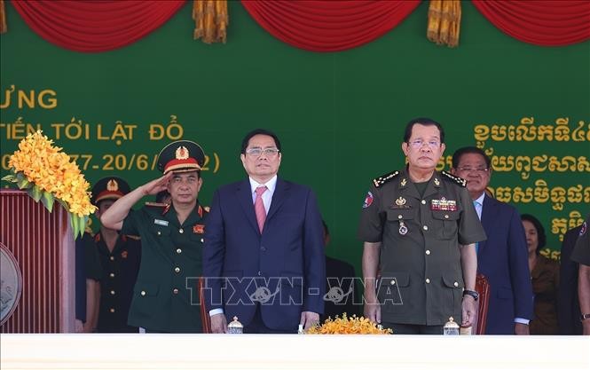 Thủ tướng Campuchia Samdech Techo Hun Sen và Thủ tướng Phạm Minh Chính dự Lễ kỷ niệm 45 năm “Con đường tiến tới đánh đổ chế độ diệt chủng Pol Pot”. Ảnh: Dương Giang/TTXVN
