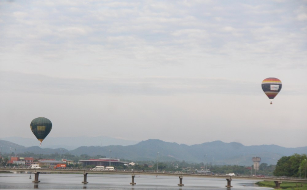 Ngắm sông Hương, chùa Thiên Mụ, lăng tẩm Huế từ trên bầu trời Ngắm sông Hương, chùa Thiên Mụ, lăng tẩm Huế từ trên bầu trời