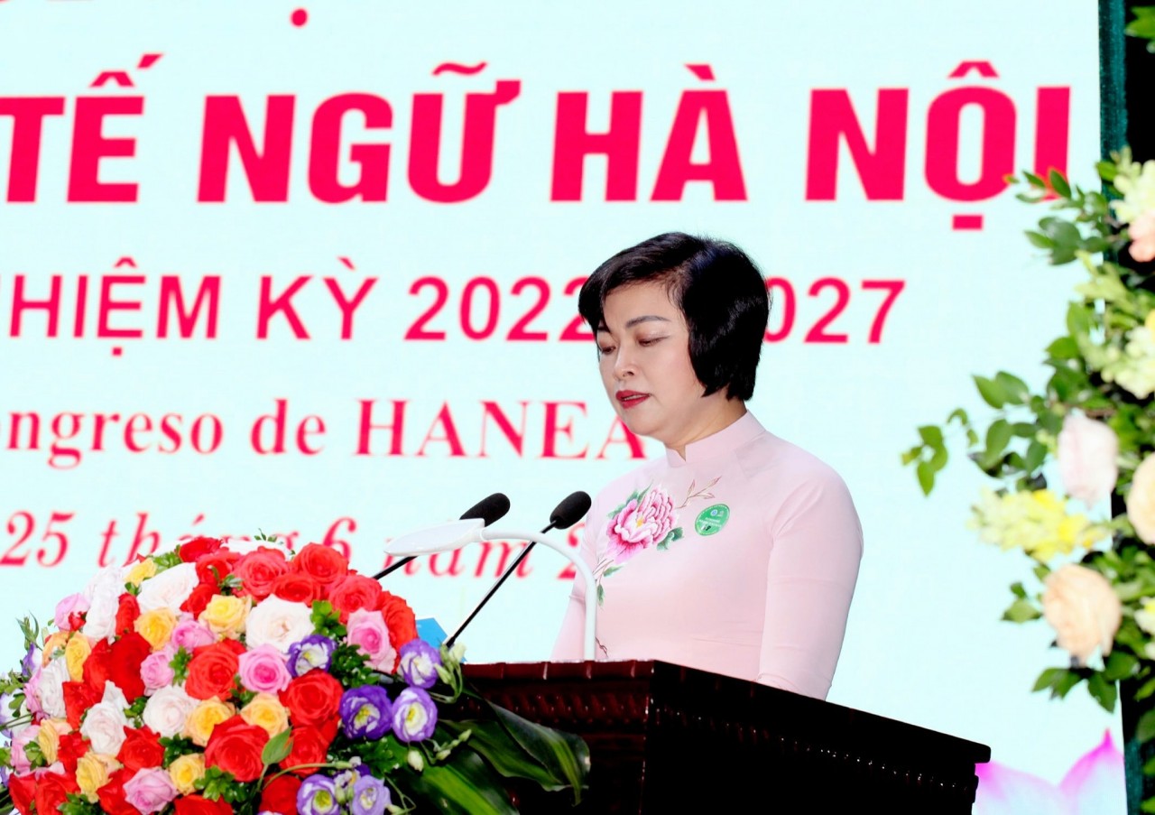Bà Trần Thị Phương, Phó Chủ tịch thường trực Liên hiệp các tổ chức hữu nghị thành phố Hà Nội phát biểu tại Đại hội. Ảnh: HAUFO