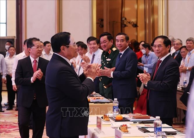 Các đại biểu chào đón Thủ tướng Phạm Minh Chính dự Diễn đàn đầu tư Đà Nẵng năm 2022. Ảnh: TTXVN