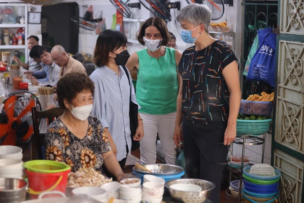 Đại sứ Australia Robyn Mudie rất vui được giới thiệu món phở gà yêu thích của mình tới Ngoại trưởng Australia Penny Wong và đầu bếp Sam Trần (Hồng Nhung) trong chuyến thăm của bà Ngoại trưởng tới Việt Nam