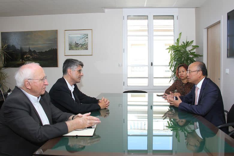 Đại sứ Việt Nam tại Pháp Đinh Toàn Thắng đã có buổi gặp gỡ thân mật với Thị trưởng thành phố Verrières-le-Buisson ông François Guy Trébulle