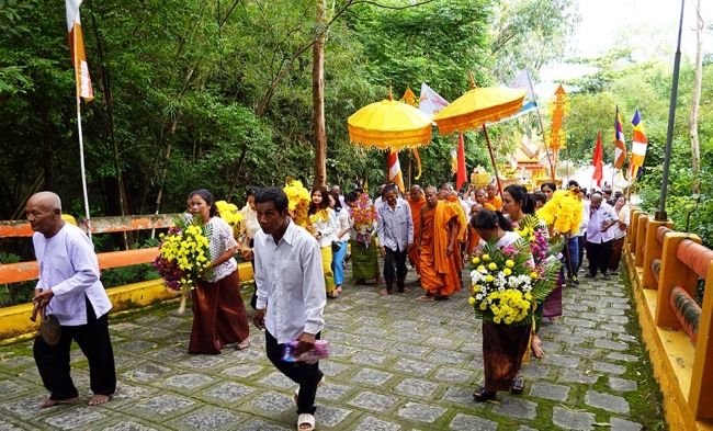 Hòa mình cùng lễ dâng y của đồng bào dân tộc thiểu số Khmer