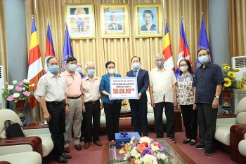 Hội hữu nghị Việt Nam - Campuchia trao tặng 500 triệu đồng hỗ trợ nhân dân Campuchia chống dịch COVID-19