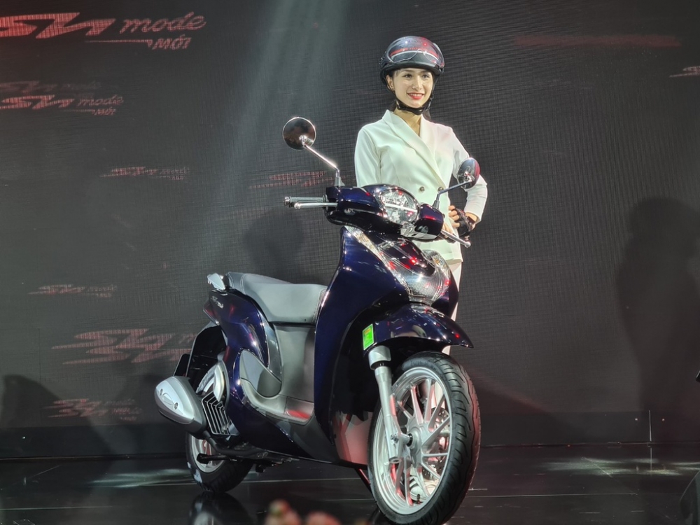 Honda ra mắt phiên bản SH Mode 2020 có thể sạc điện thoại khi đi xe