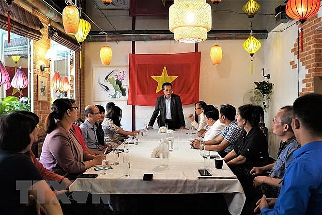 Đại sứ Đặng Minh Khôi gặp gỡ cộng đồng người Việt ở St. Petersburg. (Ảnh: Duy Trinh/TTXVN)